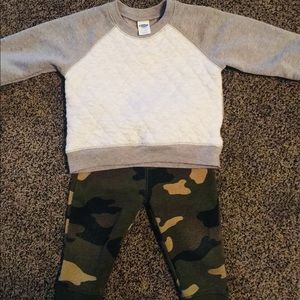 Old Navy outfit-size is 6-12 months